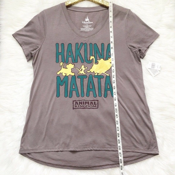 Disney Parks Animal Kingdom Hakuna Matata V-Neck T Shirt Medium New - Picture 4 of 9